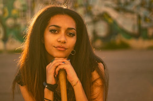 有关女人, 年轻, 拍照片的免费素材图片