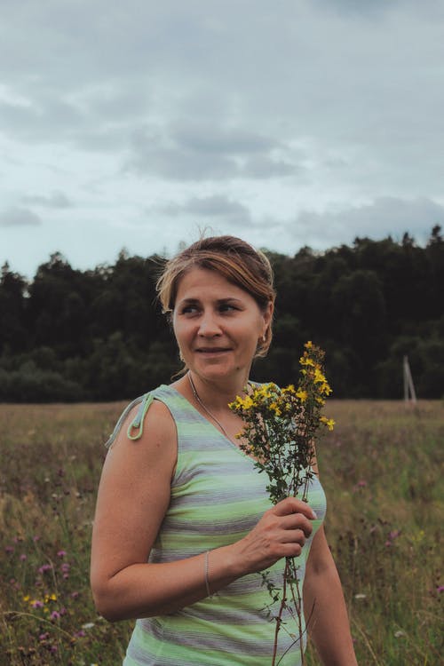 有关垂直拍摄, 女人, 握住的免费素材图片