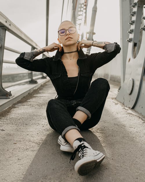 有关个性, 人行天桥, 人行道的免费素材图片