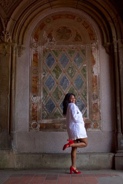 有关垂直拍摄, 站立, 紅鞋的免费素材图片