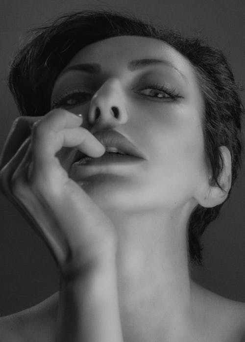 有关人, 垂直拍摄, 手放在嘴唇上的免费素材图片