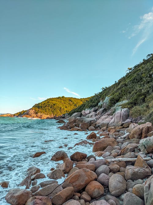 有关垂直拍摄, 天性, 岩石海岸的免费素材图片