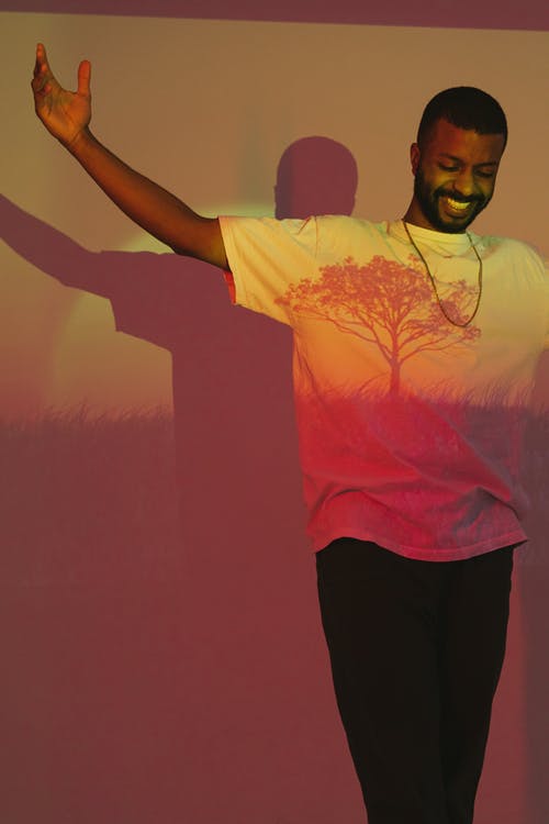 有关举起手臂, 人, 反射的免费素材图片