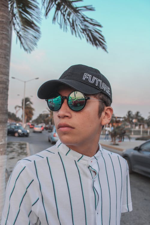 有关人, 垂直拍摄, 墨镜的免费素材图片