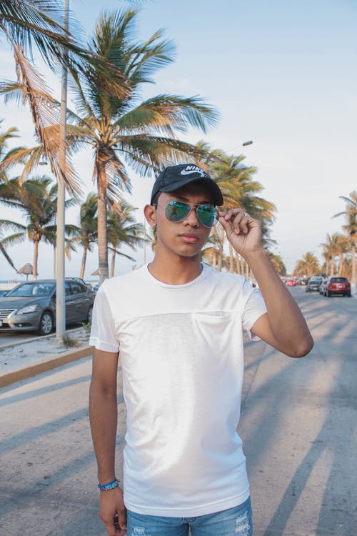 有关人, 垂直拍摄, 墨镜的免费素材图片