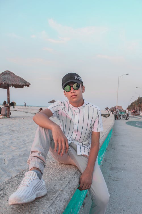 有关人, 坐, 垂直拍摄的免费素材图片