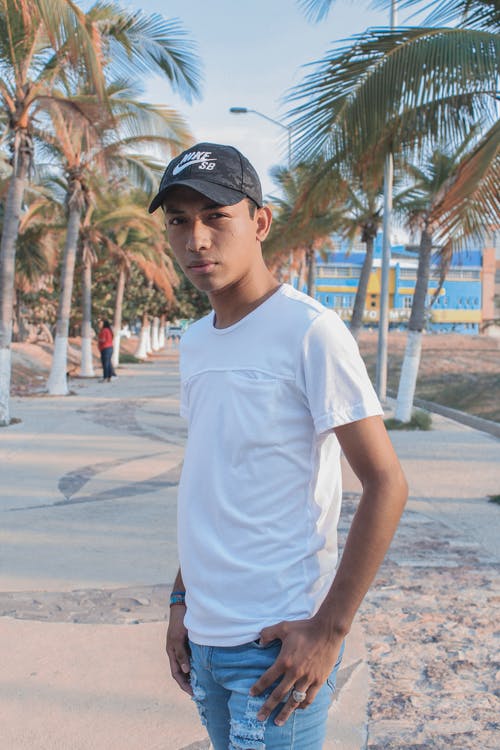 有关垂直拍摄, 帽子, 摆姿势的免费素材图片