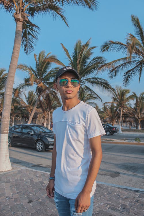 有关人, 垂直拍摄, 墨镜的免费素材图片