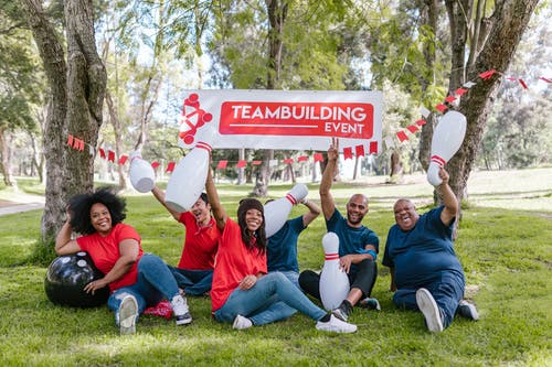 一群人坐在绿草地上 · 免费素材图片