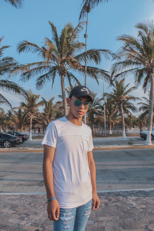 有关人, 垂直拍摄, 墨镜的免费素材图片