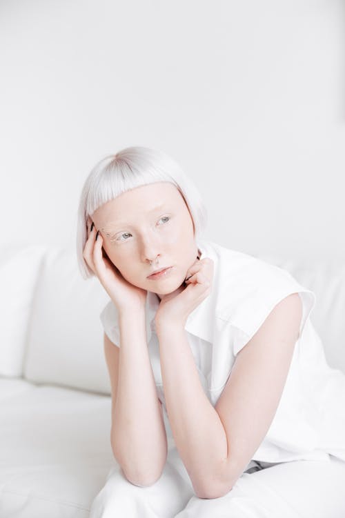 有关坐, 垂直拍摄, 女人的免费素材图片