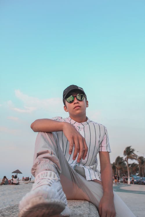 有关人, 坐, 垂直拍摄的免费素材图片