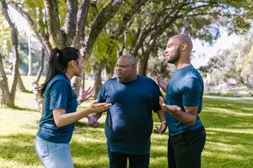 穿蓝色圆领t恤的男人站在蓝色t恤的女人旁边 · 免费素材图片