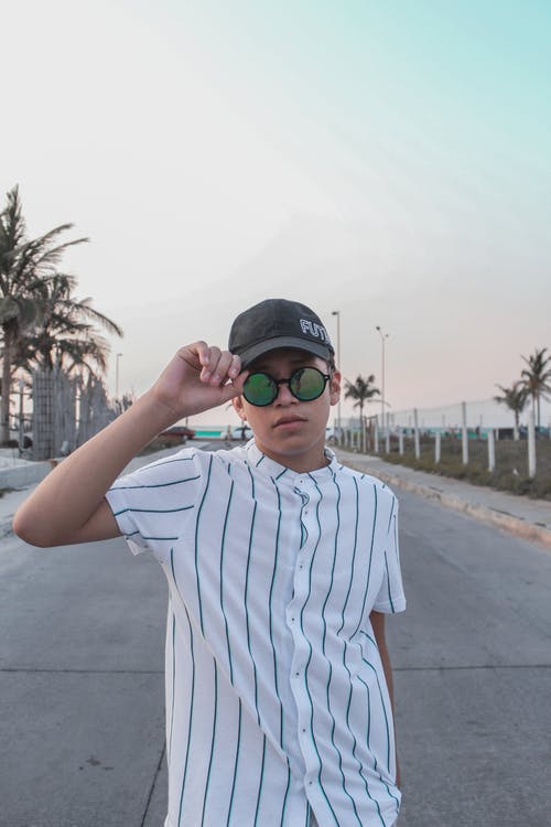 有关人, 垂直拍摄, 墨镜的免费素材图片