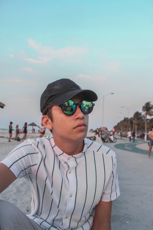 有关人, 垂直拍摄, 墨镜的免费素材图片