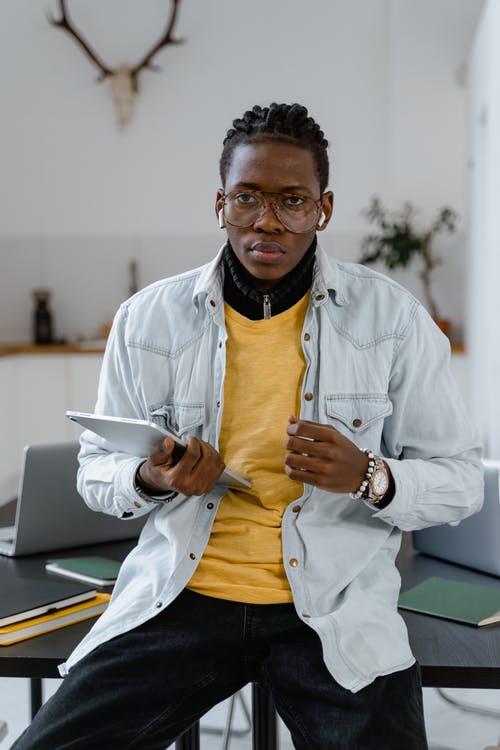 有关垂直拍摄, 握住, 看着相机的免费素材图片