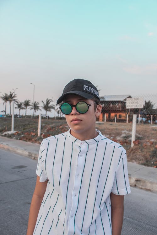 有关人, 垂直拍摄, 墨镜的免费素材图片