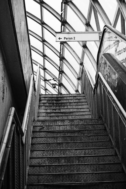 有关低角度拍摄, 地铁, 垂直拍摄的免费素材图片