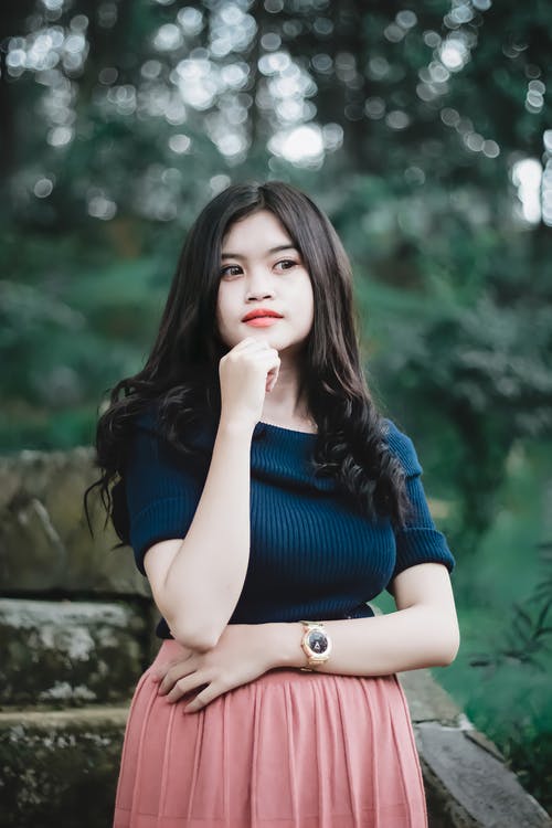 有关垂直拍摄, 女人, 手托住下巴的免费素材图片