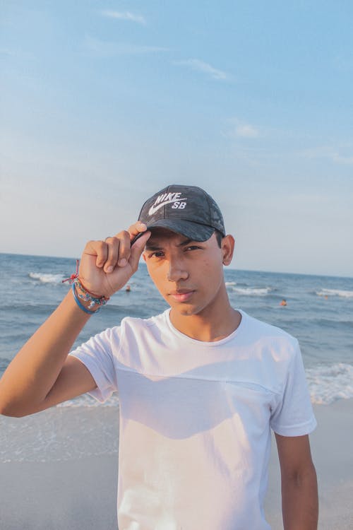 有关人, 垂直拍摄, 握住的免费素材图片