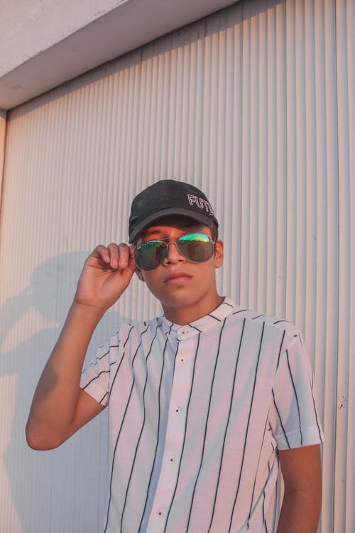 有关人, 垂直拍摄, 墨镜的免费素材图片