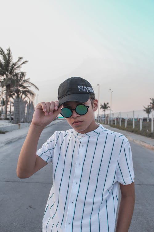 有关人, 垂直拍摄, 墨镜的免费素材图片