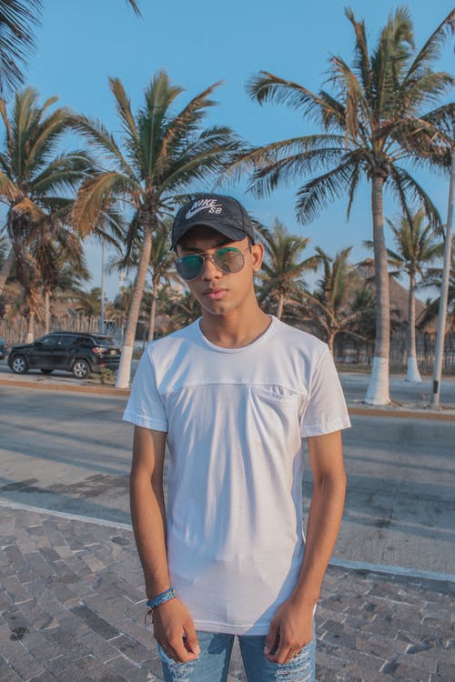 有关人, 垂直拍摄, 墨镜的免费素材图片