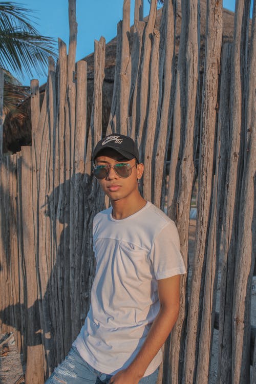 有关人, 倚, 垂直拍摄的免费素材图片