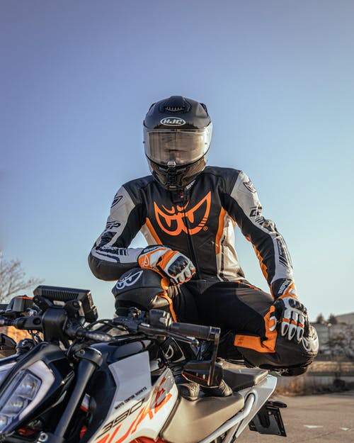 有关坐, 垂直拍摄, 摩托车的免费素材图片