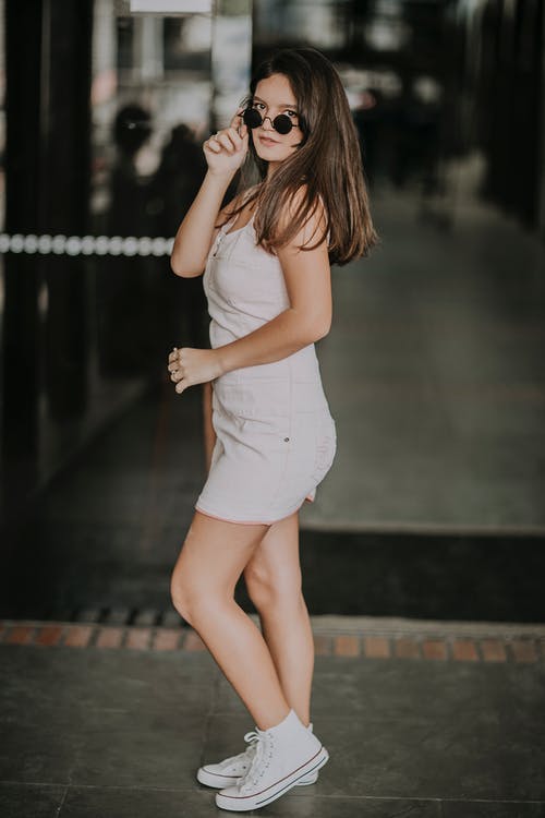 有关休闲, 垂直拍摄, 墨镜的免费素材图片