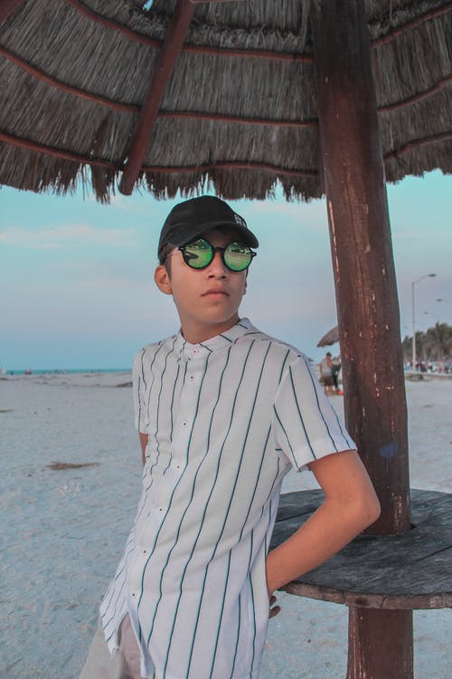 有关人, 垂直拍摄, 墨镜的免费素材图片