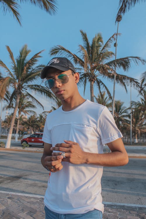 有关人, 垂直拍摄, 墨镜的免费素材图片