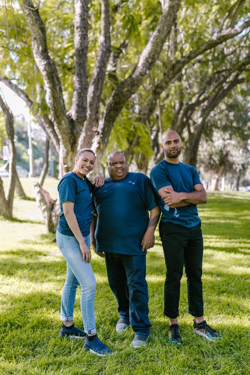 蓝色polo衫的男人站在蓝色长袖衬衫的女人旁边 · 免费素材图片