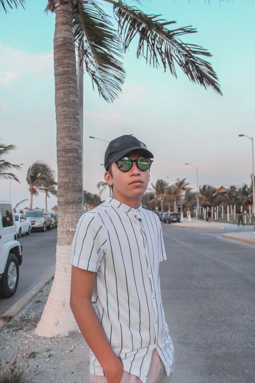 有关人, 垂直拍摄, 墨镜的免费素材图片