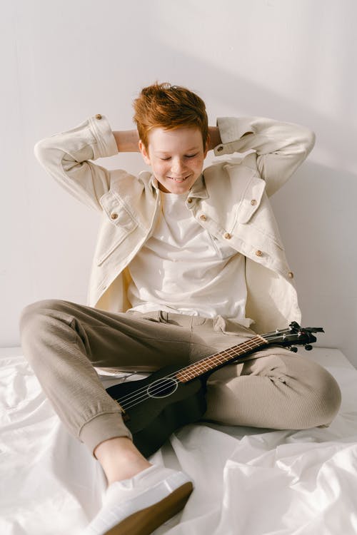 有关四弦琴, 坐, 垂直拍摄的免费素材图片