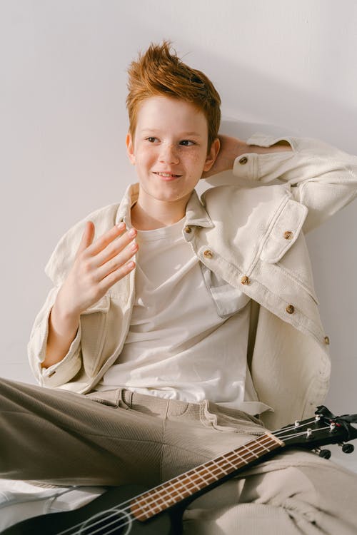 有关四弦琴, 坐, 垂直拍摄的免费素材图片