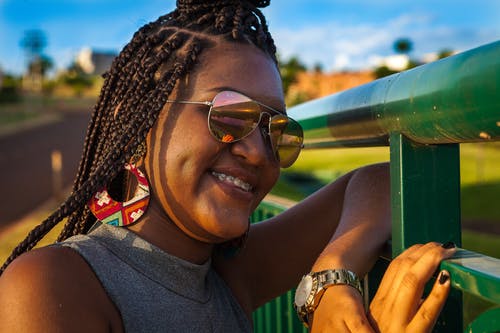 有关墨镜, 微笑, 户外的免费素材图片