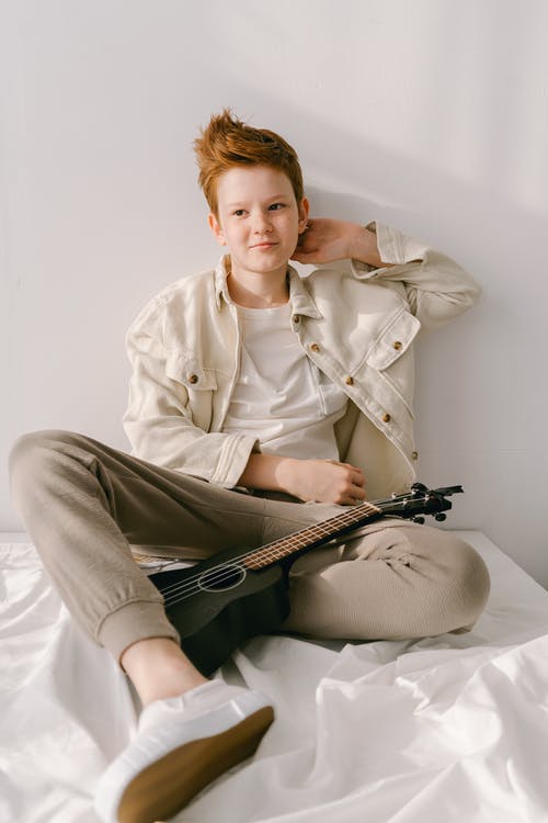 有关四弦琴, 坐, 垂直拍摄的免费素材图片