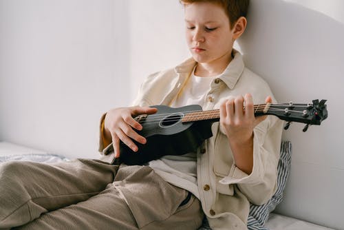 有关四弦琴, 年轻, 乐器的免费素材图片