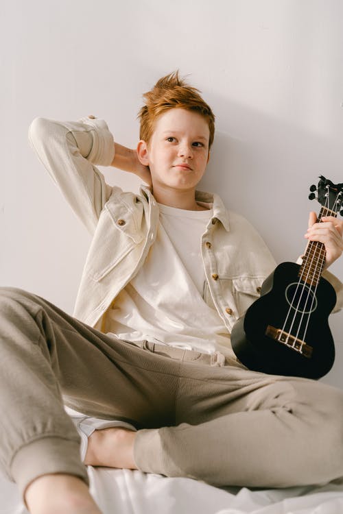 有关四弦琴, 坐, 垂直拍摄的免费素材图片