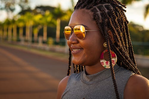 有关墨镜, 微笑, 户外的免费素材图片