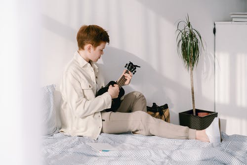 有关四弦琴, 在床上, 年轻的免费素材图片