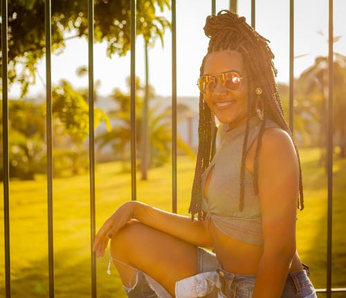 有关中空装, 墨镜, 微笑的免费素材图片