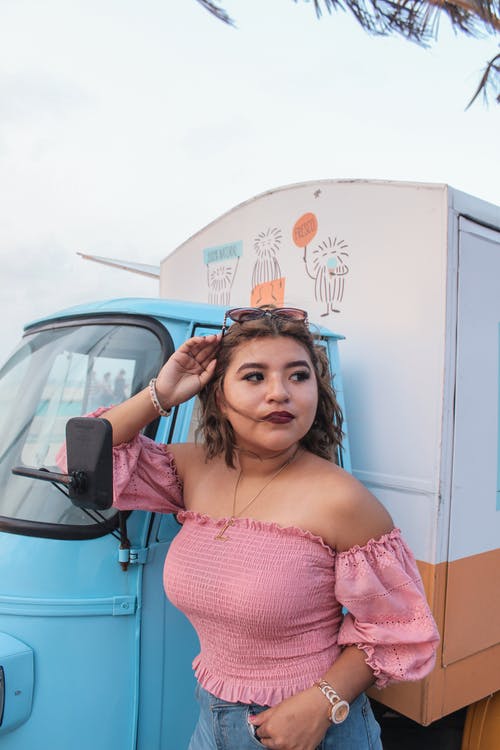 有关垂直拍摄, 女人, 摆姿势的免费素材图片