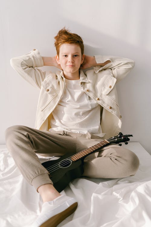 有关四弦琴, 坐, 垂直拍摄的免费素材图片