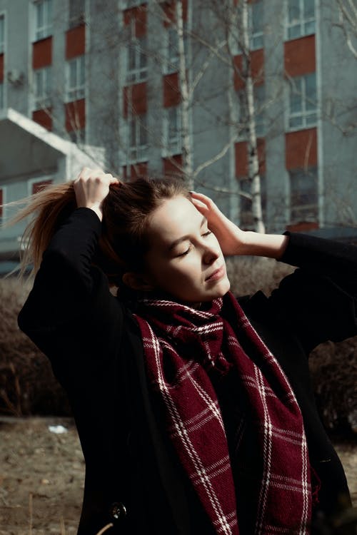 有关修理头发, 咖啡色头发的女人, 围巾的免费素材图片