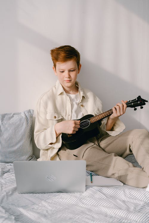 有关四弦琴, 年轻, 弦乐器的免费素材图片