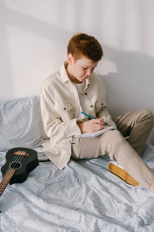 有关写下来, 四弦琴, 在床上的免费素材图片