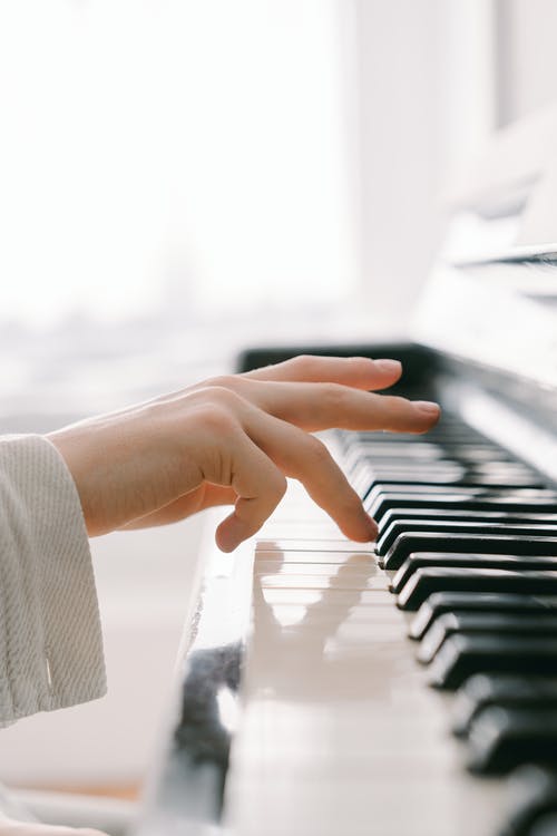 有关弹钢琴, 手指, 乐器的免费素材图片