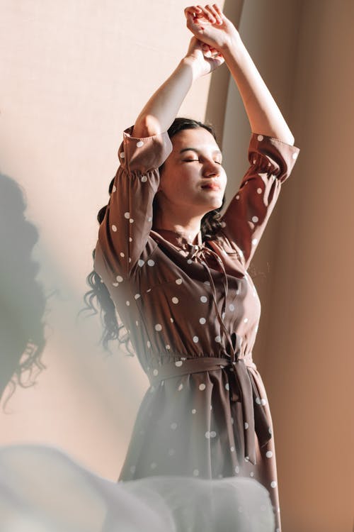 有关圆点连衣裙, 垂直拍摄, 女人的免费素材图片